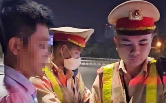 CSGT phát hiện tài xế xe khách uống bia trước khi rời bến, lái xe tải 'đập đá' rồi cầm vô lăng