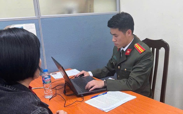 Phạt người phụ nữ livestream sai sự thật tại điểm cấp đổi giấy phép lái xe