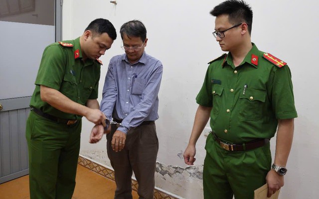 [ẢNH] Bắt, khám xét khẩn cấp kiểm định viên, lãnh đạo Trung tâm Kiểm định Kỹ thuật an toàn khu vực II