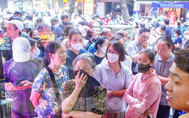 Cảnh tượng chưa từng thấy ở 'phố vàng' Hà Nội