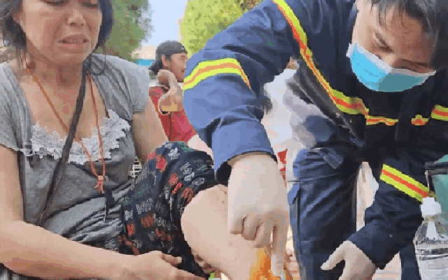 VIDEO: Đoàn cứu hộ Việt Nam dựng lều, khám bệnh cho nạn nhân động đất ở Myanmar