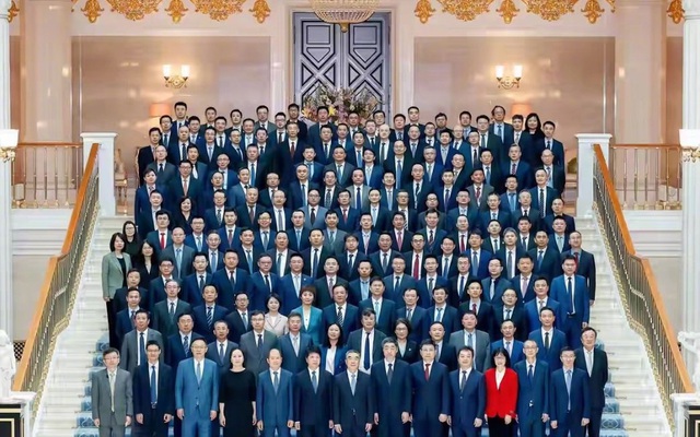 Ảnh tập thể 161 cổ đông của Huawei gây sốt toàn mạng: Đáng chú ý nhất là vị trí đứng đặc biệt của nhà sáng lập, 1 chi tiết nhỏ khiến ai cũng nể