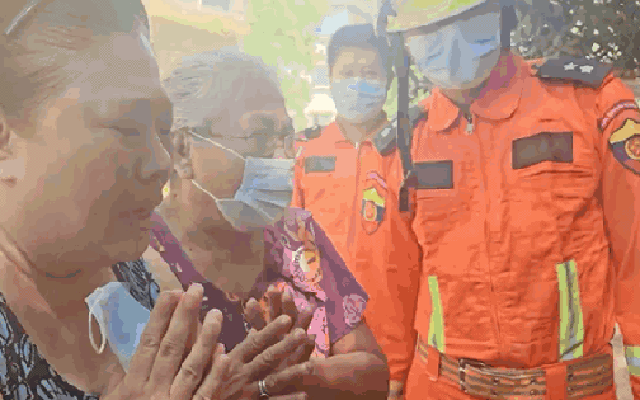 VIDEO: Giây phút xúc động người thân nạn nhân động đất Myanmar cảm tạ Đoàn cứu hộ Việt Nam