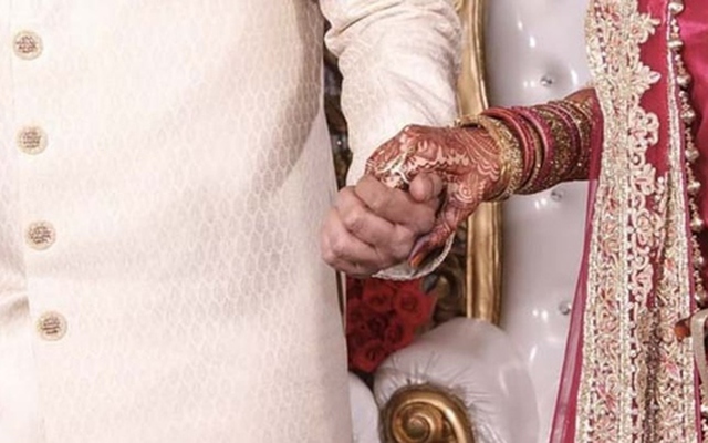 Chú rể 22 tuổi sốc nặng khi bị lừa kết hôn với mẹ của cô dâu