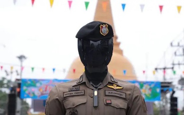 Robot cảnh sát tuần tra đường phố với đôi mắt 360 độ, trực tiếp nhận diện khuôn mặt