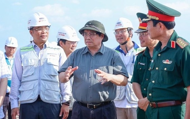 Ngay tại công trường dự án trọng điểm, Thủ tướng chỉ đạo Bộ Xây dựng đề xuất một việc trước 30/4