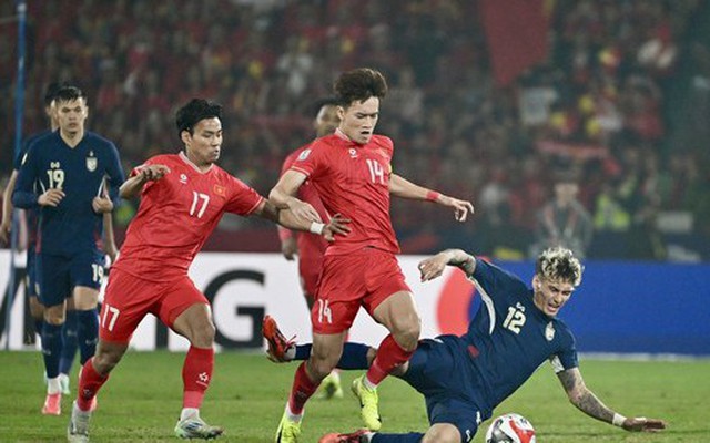 Tuyển thủ Thái Lan không được phép cùng HLV Kim Sang-sik so tài với MU