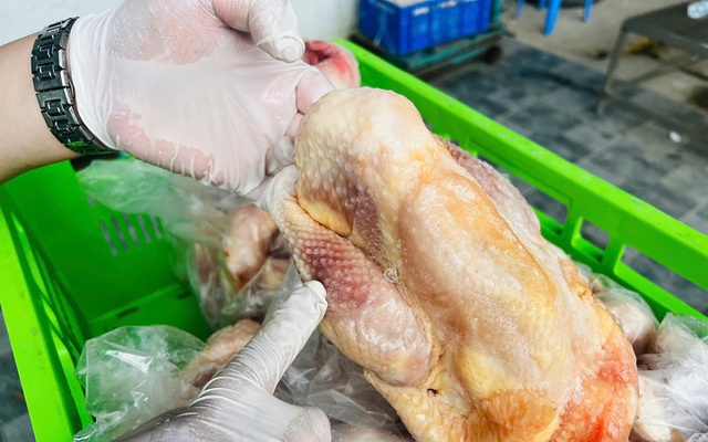 Công an Hà Nội phát hiện 20 tấn gà 'bẩn' sắp tuồn ra chợ, nhà hàng