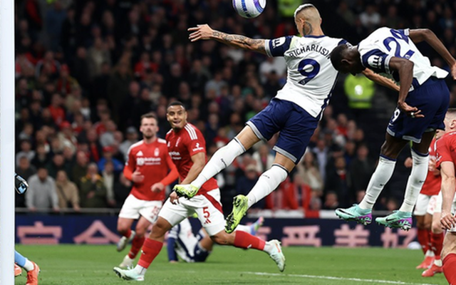 Trắng tay sân nhà, Tottenham may mắn trụ hạng