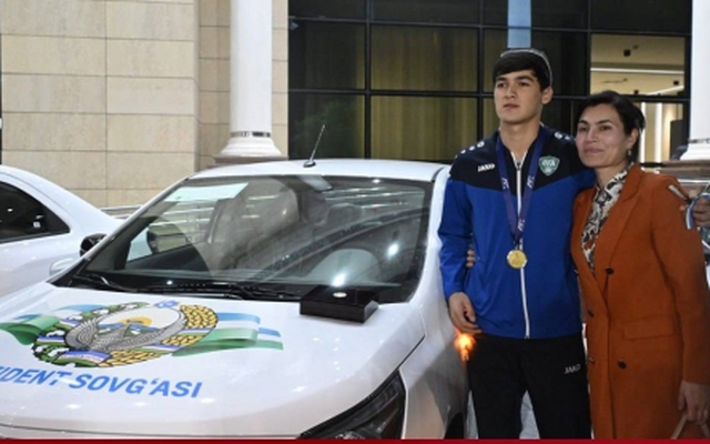 Đội bóng từng thua U17 Việt Nam được Tổng thống trao huân chương, tặng ô tô