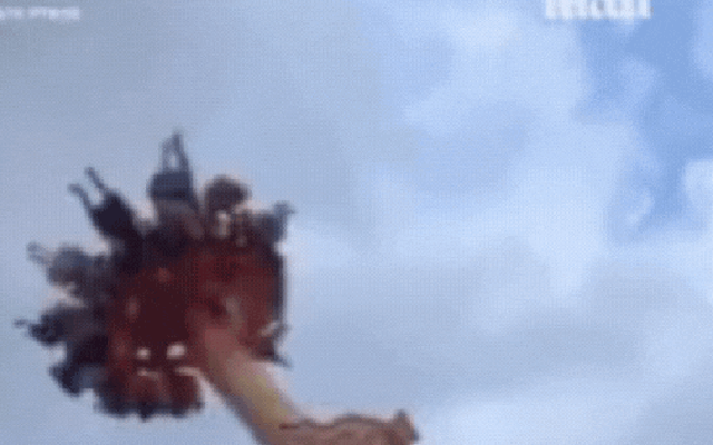 Video kinh hoàng: Cậu bé 13 tuổi bị văng khỏi vòng quay trò chơi, tuyệt vọng bám trụ giữa không trung