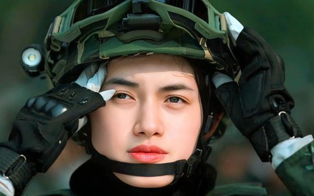 Chân dung nữ hạ sĩ thu hút mọi ánh nhìn khi tập diễu binh