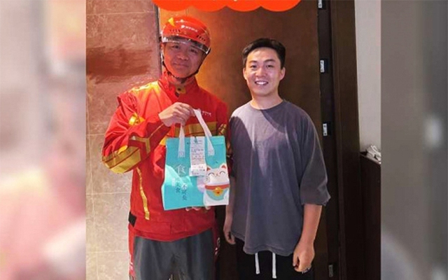 Đặt đồ ăn giá 70 nghìn, thanh niên sửng sốt khi shipper là tỷ phú Lưu Cường Đông