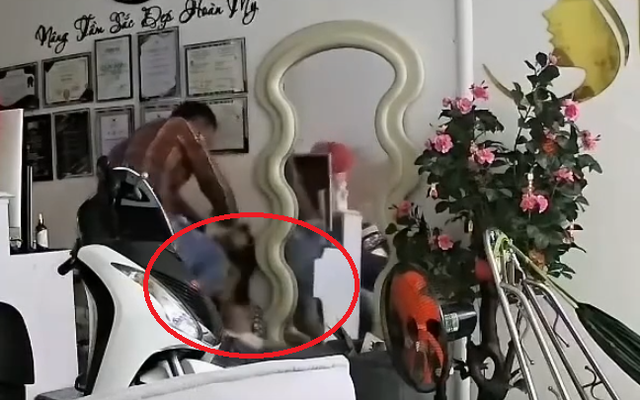 Phẫn nộ clip vợ bế con nhỏ bị chồng đánh dã man, chửi bới "ăn bám"