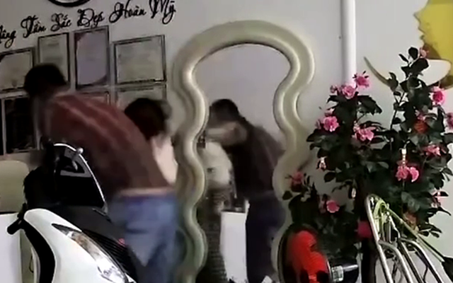 Phẫn nộ trước clip người chồng vừa đánh đập vợ vừa chửi “ăn bám”