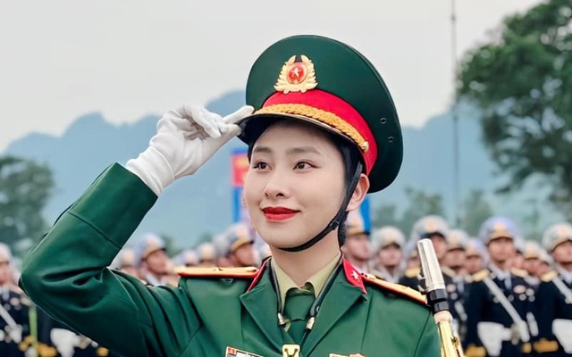 Nữ quân nhân gây sốt dịp diễu binh 30/4 : Không hổ danh xuất thân "khối Hoa hậu", soi học vấn càng nể