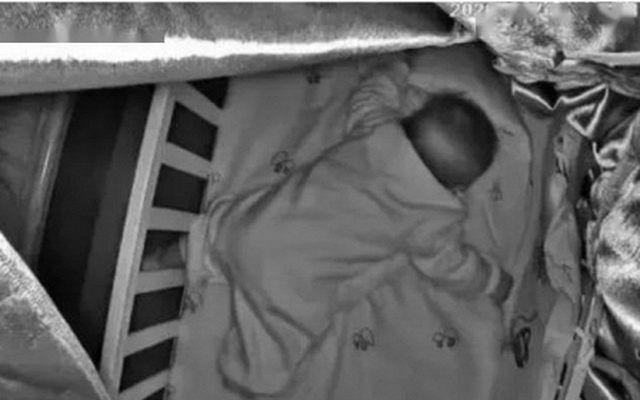 Người mẹ chi tiền vào khóa học "hướng dẫn rèn con tự ngủ", bé 3 tháng tuổi mắc chân vào thành cũi, khóc ròng đến qua đời