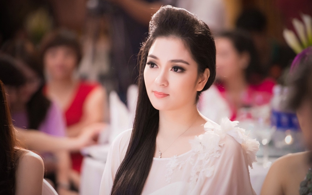 Hoa hậu Nguyễn Thị Huyền: "Tôi thấy có lỗi với con rất nhiều"