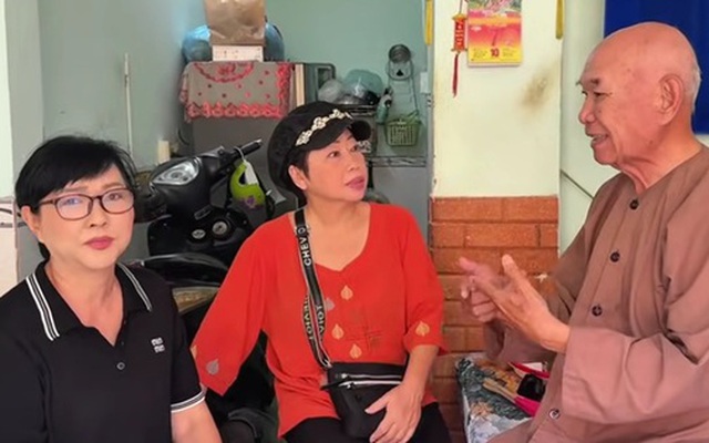 Nam nghệ sĩ 75 tuổi đột quỵ, sống nghèo khổ trong nhà 15m2, phải lấy ghế nhựa làm giường ngủ