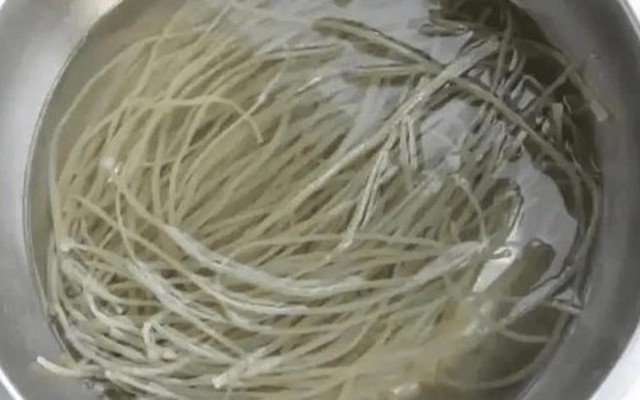 Ngâm miến nước lạnh hay nước nóng tốt hơn? Thêm 1 thứ vào nước rồi ngâm, chỉ 10 phút miến nở mềm, ngon hết chê