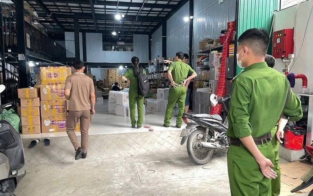Xôn xao hình ảnh công an xuất hiện ở kho hàng của vợ chồng Tiktoker nổi tiếng, thực hư thế nào?