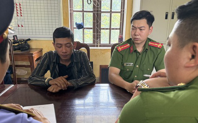 Chân dung 2 đối tượng cướp điện thoại của 2 mẹ con lúc chờ xe buýt