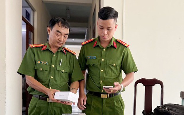 Cắt khóa vào cửa hàng trộm hơn 80 chiếc điện thoại