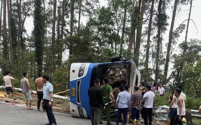Nóng: Lật xe khách ở Tam Đảo