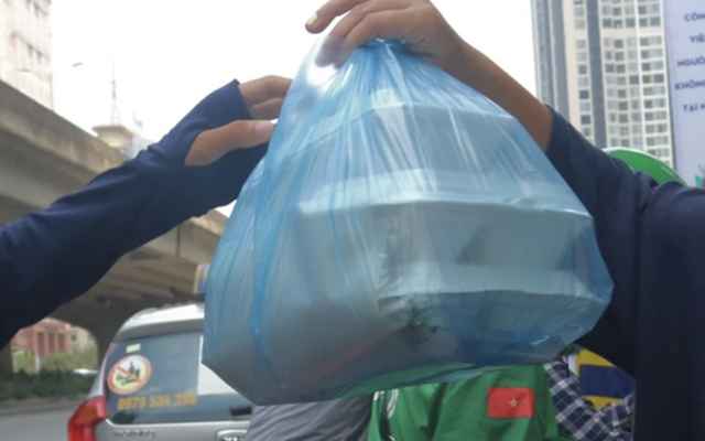 Thức ăn nóng đựng vào hộp xốp có gây độc?