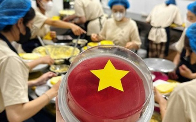 Làm “bánh yêu nước” có hình cờ đỏ sao vàng, cửa hàng bán 800 chiếc một ngày