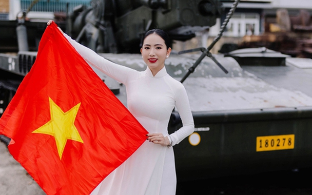 Hoa hậu Trương Linh diện áo dài, cầm cờ Tổ quốc tự hào hướng về ngày 30/4