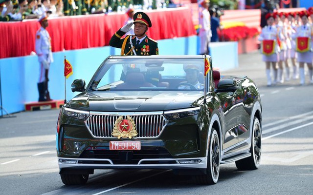 Những chiếc xe mui trần của VinFast xuất hiện tại lễ diễu binh, diễu hành “50 năm có một” có gì đặc biệt?