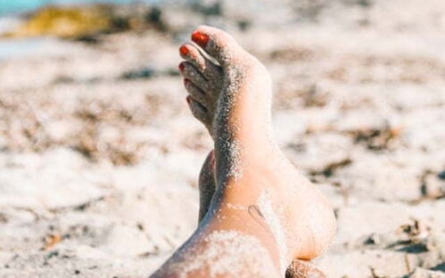 Mẹo du lịch biển: 3 bí quyết để chân không dính cát