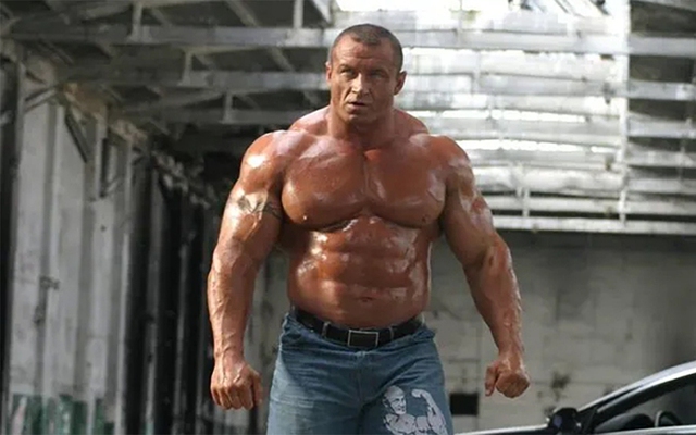 'Người khỏe nhất thế giới' bị đàn em đấm gục sau 30 giây