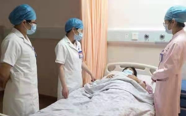 Người phụ nữ phát hiện ung thư, bác sĩ nhìn vào tủ lạnh liền hét lớn: “Ăn 3 thứ này dạ dày bằng sắt cũng hỏng”