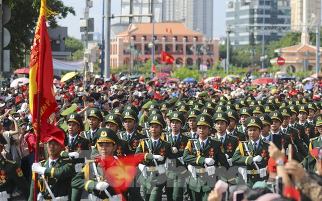 Xúc động khoảnh khắc đoàn diễu binh 'đi giữa vòng tay nhân dân'