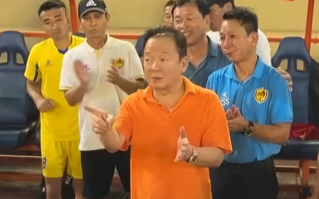 Bầu Hiển xuống gặp tận nơi, thưởng nóng cho đội thua CLB Hà Nội 500 triệu đồng