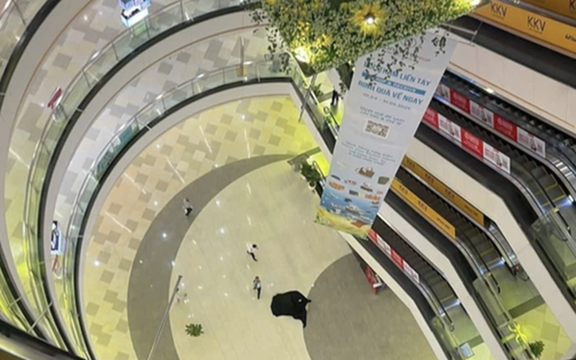 Hãy ngưng miệt thị người "rơi lầu" tại Vạn Hạnh Mall