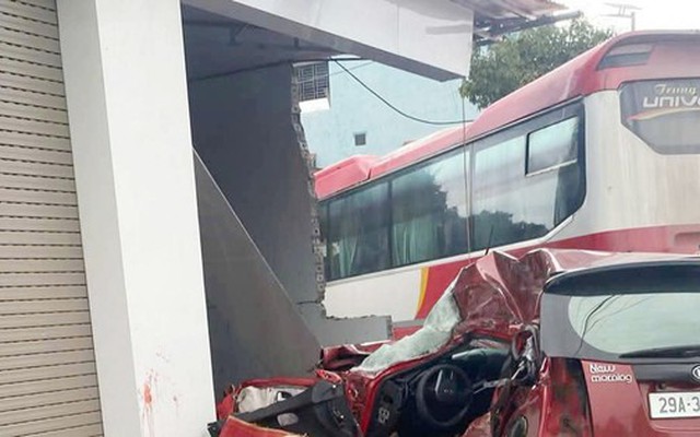 Xe chở công nhân tông vào ô tô đi ngược chiều, 2 vợ chồng thương vong