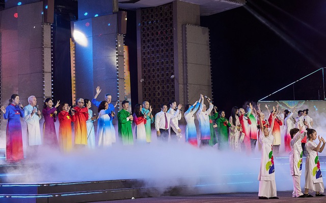 NTK Trần Phương Hoa tiết lộ áp lực khi thực hiện bộ sưu tập “Hòa bình rực rỡ”