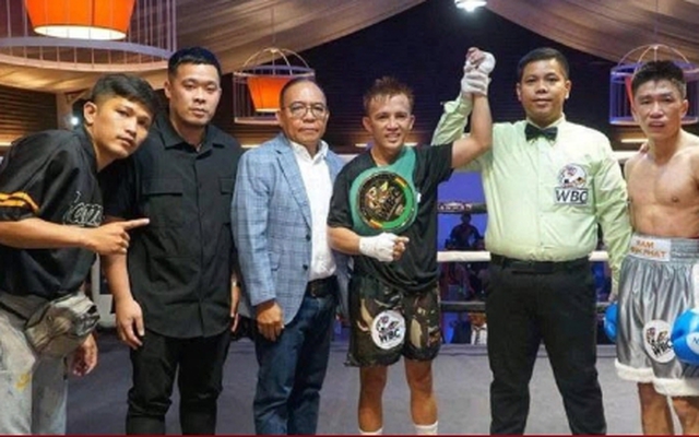 Hành động bất ngờ khiến võ sĩ Việt Nam bị xử thua, huấn luyện viên phân trần