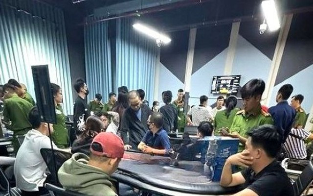 Công an bao vây CLB Poker ở Bình Dương, tạm giữ hàng chục người đánh bạc trá hình