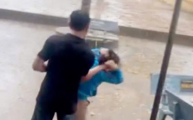 Phụ huynh xông vào trường đánh cô giáo, bắt đứng dưới mưa