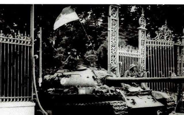 Tiếp nhận bức ảnh lịch sử 'Xe tăng tiến vào Dinh Độc Lập trưa ngày 30/4/1975'