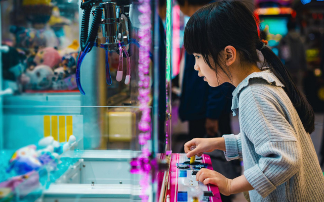 Máy gắp thú hóa ra là "trò lừa thế kỷ": Bảo sao chúng ta tốn nhiều tiền mà gắp mãi không được con nào