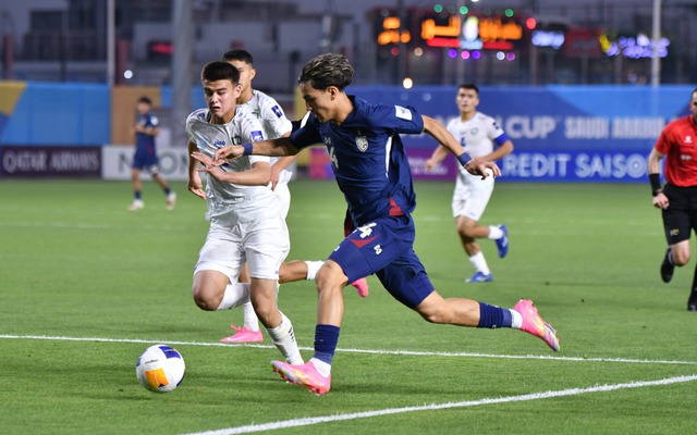 Sao trẻ Man Utd lập công, tuyển Thái Lan vẫn "vỡ mộng" trong mưa bàn thua