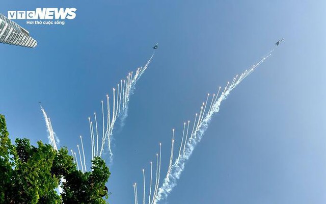 Cận cảnh trực thăng kéo cờ, tiêm kích Su30-MK2 thả nhiễu trên bầu trời TP.HCM