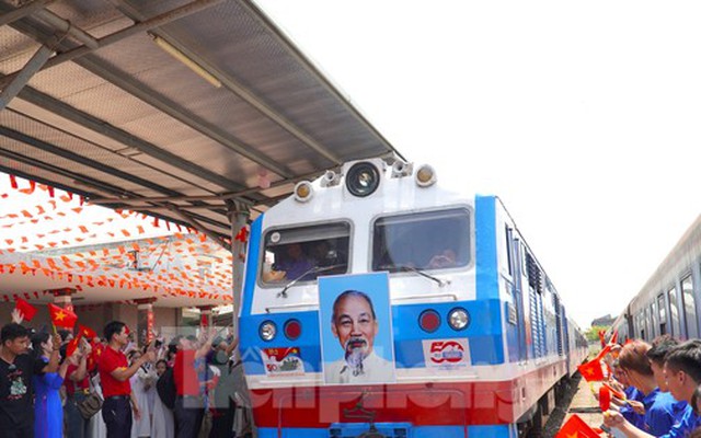 Phút giây đôi tàu Thống Nhất hội ngộ trên sân ga Đà Nẵng đúng ngày 30/4