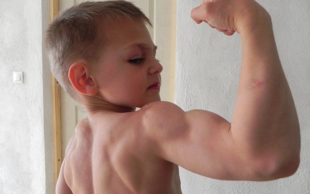 “Cậu bé khỏe nhất thế giới” tập gym từ lúc 2 tuổi, gây ngỡ ngàng với công việc và ngoại hình sau 15 năm