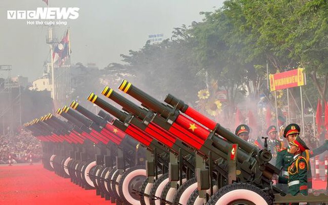 21 loạt đại bác rền vang mừng 50 năm Giải phóng miền Nam, thống nhất đất nước